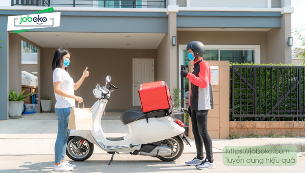 nhan vien giao hang bang xe may 2